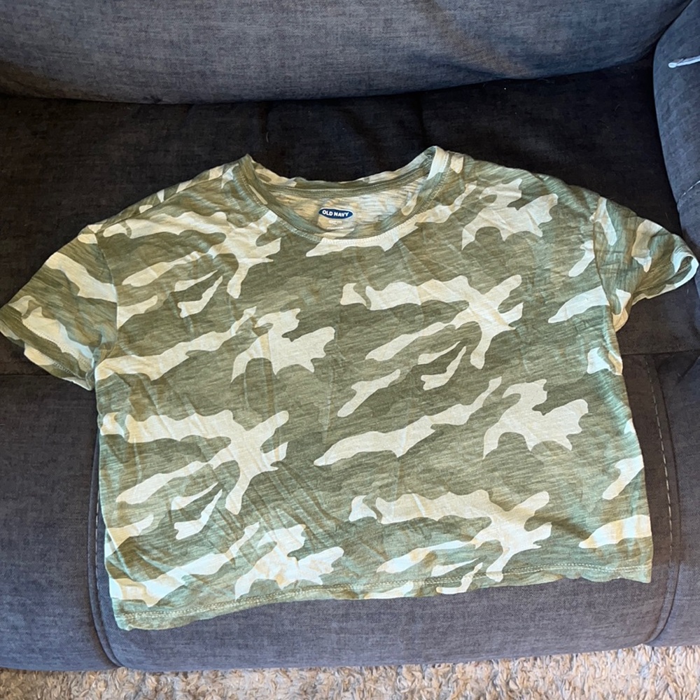 Old Navy Green camouflage cropped tee. size extra small.
